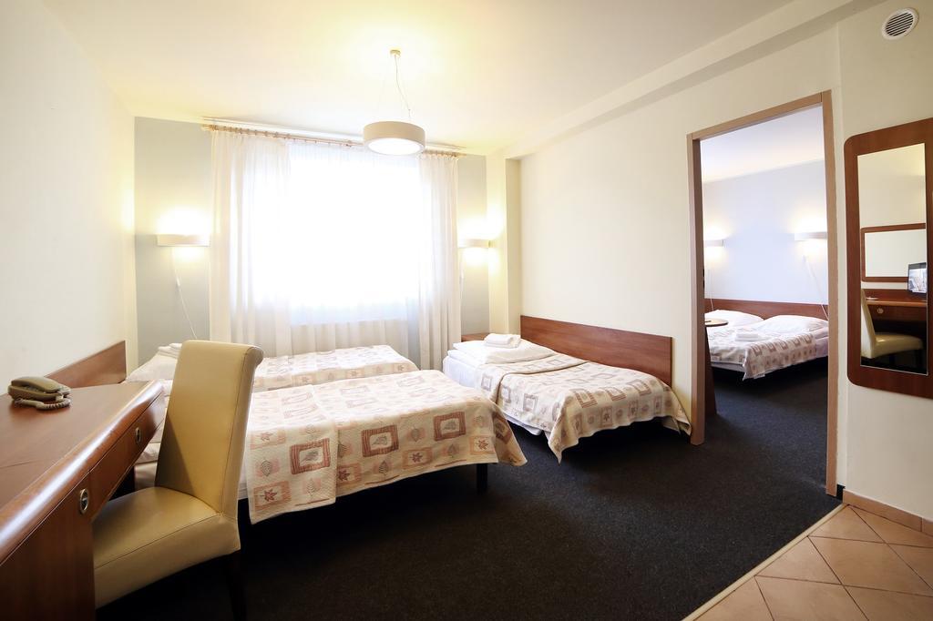 Hotel I Restauracja Abis ビストシツァ・クウォツカ エクステリア 写真